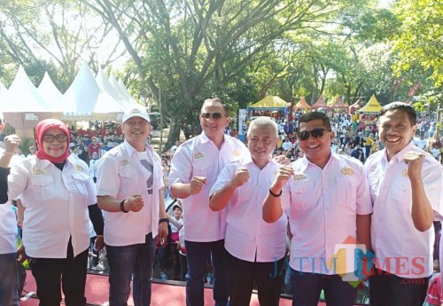 Kepala DPKPCK Wahyu Hidayat (kanan) bersama dandim 0818, wabup Malang, kapolres Malang, dalam acara Millennial Road Safety Festival. (Nana)