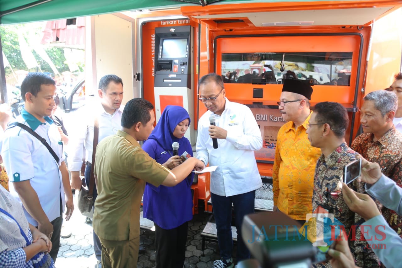 Menteri Sosial Agus Gumiwang Kartasasmita ketika berada di Lumajang (Foto : Moch. R. Abdul Fatah / Jatim TIMES)