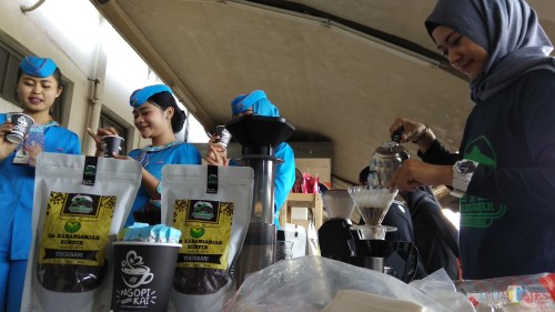 Barista-barista lokal tengah menyeduh kopi yang dibagikan gratis di Stasiun Malang Kotabaru. (Foto: Nurlayla Ratri/MalangTIMES)