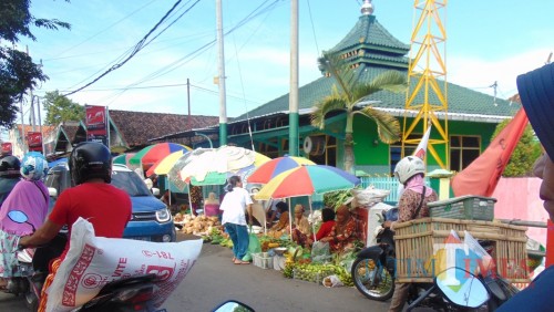 Pasar Krempyeng Suruji Lumajang berdampingan dengan Musholla Baitus Salam (Foto : Moch. R. Abdul Fatah / Jatim TIMES)