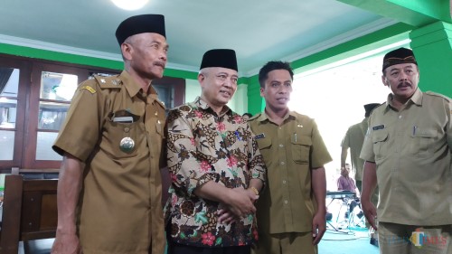 Wakil Bupati Malang, M. Sanusi (tengah kenalan batik) saat berfoto bersama para Kepala Desa usai kegiatan tasyakuran Wakil Bupati Malang dan Keluarga, Senin (11/3/2019) (Pipit Anggraeni/MalangTIMES)