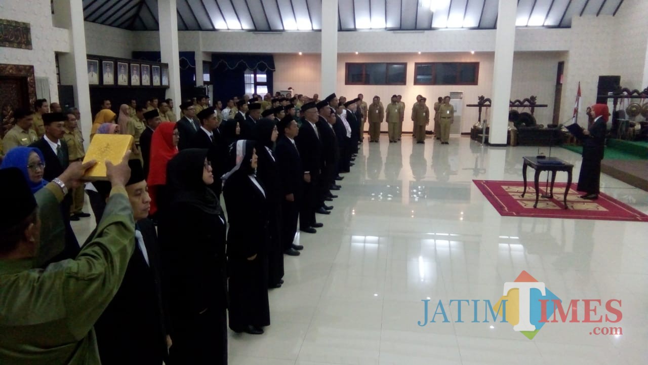 Puluhan pejabat saat disumpah dalam pelantikan di Aula Wahya Wibawa Pemkab Jember pada Senin Sore (foto : Moh. Ali Makrus / Jatim TIMES)
