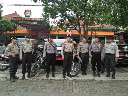 Sabhara Polres Malang Kota saat melakukan pengamanan di kantor KPU. (Sabhara)