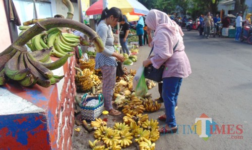 Sisi lain Pasar Krempyeng Suruji Lumajang, ada seni tersendiri belanja disini (Foto : Moch. R. Abdul Fatah / Jatim TIMES)