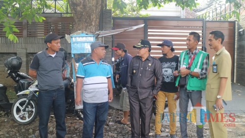 Wali Kota Malang Sutiaji (memakai topi hitam) saat berdialog dengan juru parkir ketika melakukan sidak. (Foto: Humas Pemkot Malang for MalangTIMES)