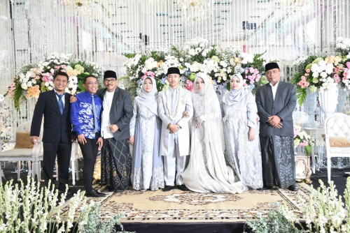 Sam Ade D'Kross (dua dari kiri, kenalan batik biru) berfoto bersama Gus Din (memeluk Sam Ade) dalam agenda unduh mantu (Istimewa)