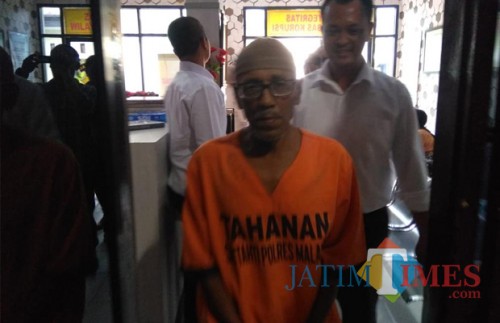 Jaswadi tersangka kasus persetubuhan terhadap keponakannya sendiri, saat digelandang petugas UPPA Polres Malang, Kabupaten Malang (Foto : Ashaq Lupito / MalangTIMES)
