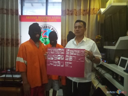 Kasat Reskoba Polres Malang Kota AKP Syamsul Hidayat saat merilis pelaku (Anggara Sudiongko/MalangTIMES)