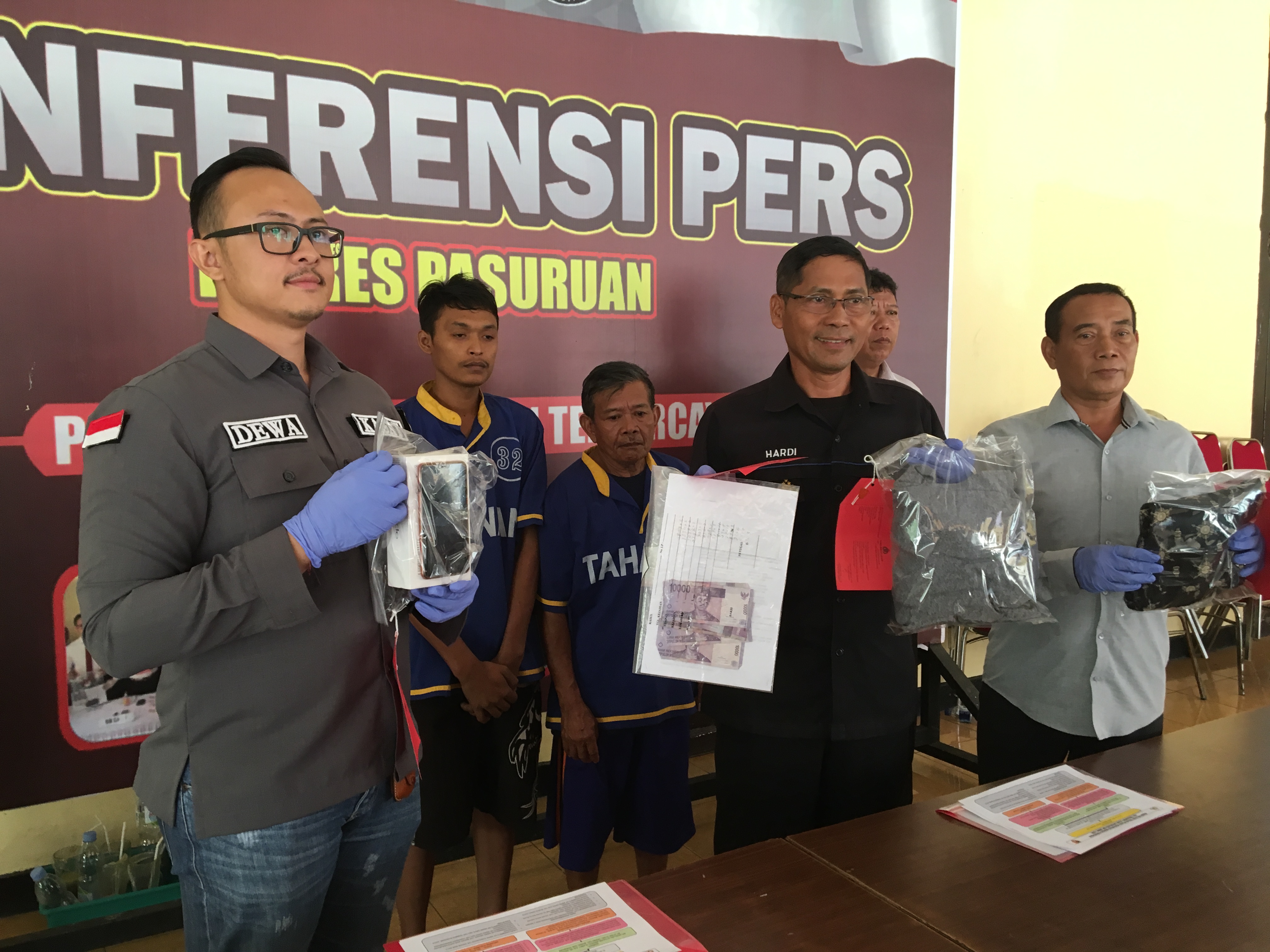Kasat Reskrim Polres Pasuruan menunjukkan barang bukti.