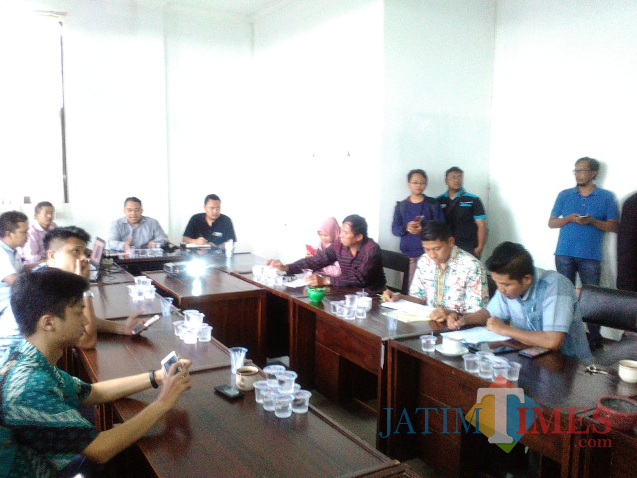 Bawaslu Kota Batu saat mengadakan rapat koordinasi pengumpulan data IKP di kantor Bawaslu. (Foto: Irsya Richa/MalangTIMES)