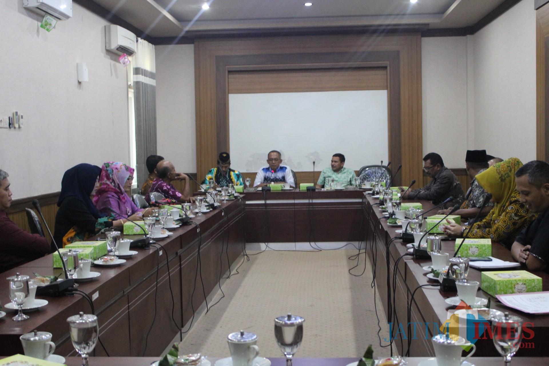 Pertemuan DPRD Kabupaten Jombang dengan DPRD Kota Mojokerto dan DPRD Kabupaten Magelang di ruang rapat Banggar DPRD Jombang. (Foto : Adi Rosul / JombangTIMES)