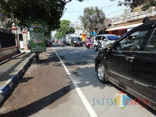 Bopeng-Panji-dari-Reklame-Bodong-Dipaku-di-Pepohonan-sampai-Jalan-Berlubang1320440ff4199eae8.jpg