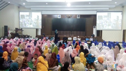 Jamaah tur wisata religi saat mendapat pengarahan dari bupati Jember. (foto : ali makrus / Jatim TIMES)