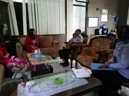 Koordinasi teknis pihak Dishub Kabupaten Malang dengan pihak bank dalam program BANTU. (2 dari kanan) Hafi Lutfi, kepala Dishub dan perwakilan bank plat merah. (Nana)