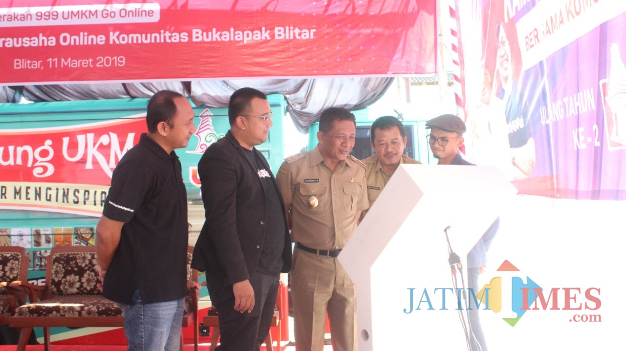 Wabup Blitar Marhaeinis UW didampingi Kepala Dinas Kominfo Eko Susanto meresmikan Kampung Wirausaha Online di Gogolatar.(Foto : Aunur Rofiq/BlitarTIMES)