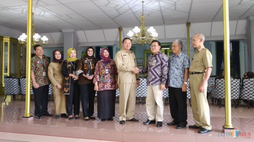Kepala Pusvetma Agung Suganda (tiga dari kanan) bersalaman dengan Kepala Dinas Peternakan Kabupaten Malang Nurcahyo. (Pipit Anggraeni/MalangTIMES).