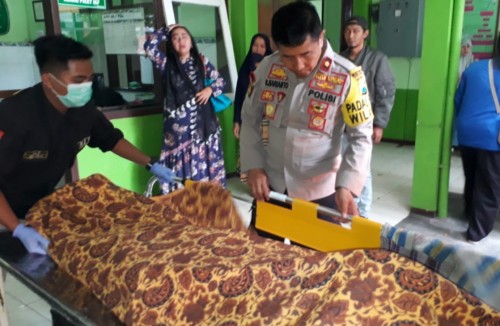 Kapolsek Klojen, Kompol Budi Hariyanto saat melihat jenazah korban yang tiba di kamar jenazah (Ist)