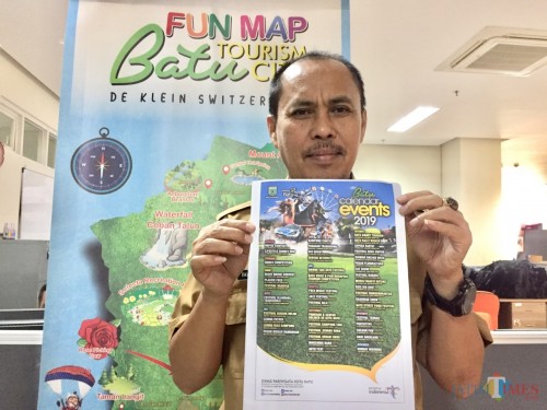 Plt Kepala Dinas Pariwisata Kota Batu Imam Suryono menunjukkan kalender even Kota Batu di kantornya Balai Kota Among Tani. (Foto: Irsya Richa/MalangTIMES)