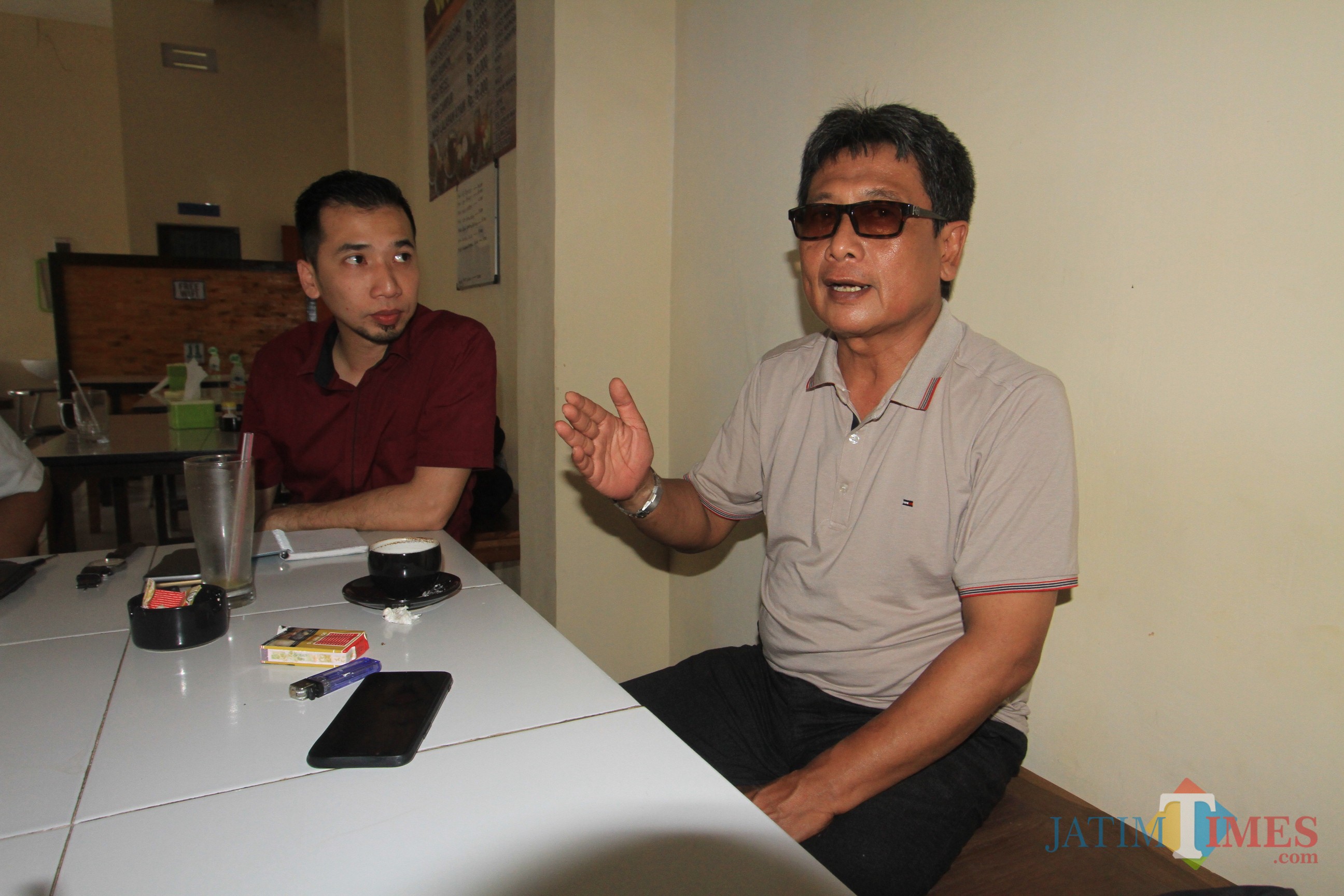 Kuasa hukum nasabah KMP Abdul Wahab saat rilis rencana melaporkaan pengurus KMP ke Polresta (Agus Salam/Jatim TIMES)