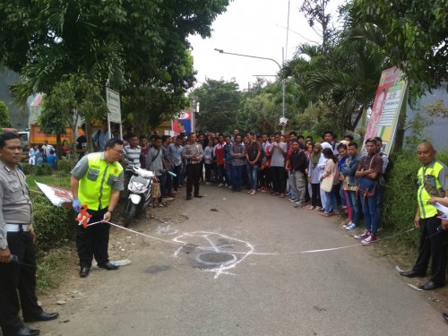 Petugas saat melakukan olah TKP kecelakaan maut yang menewaskan seorang wanita. (Unit Laka)