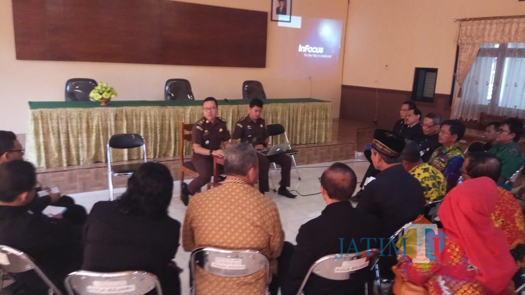 Sejumlah guru SMA menggelar pertemuan dengan Kejaksan Negeri Banyuwangi.