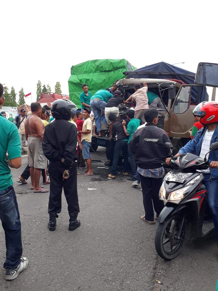 Proses evakuasi sopir truk yang dilakukan oleh warga dan pengguna jalan yang melintas. (Istimewa)