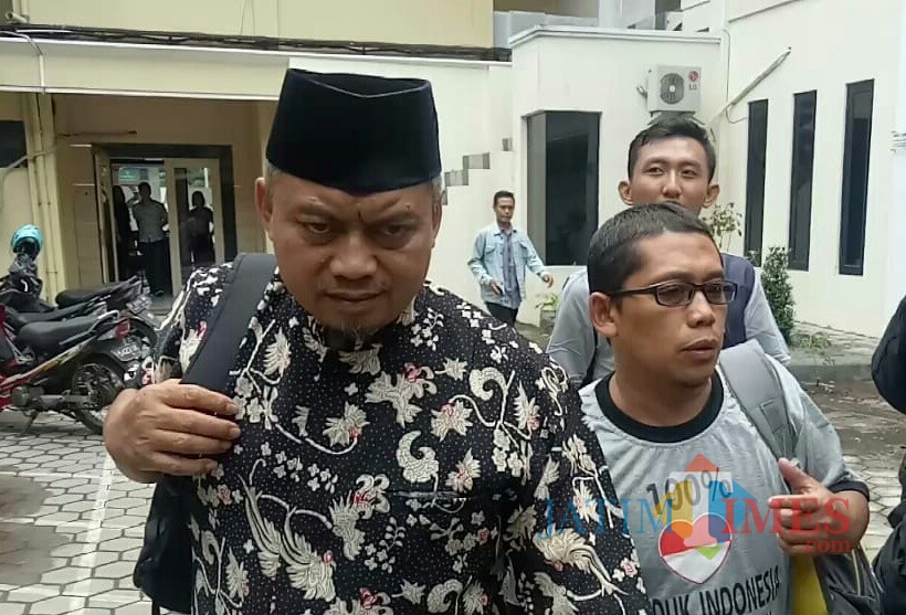 Ustad Supriyanto dan Im saat tiba di Polres Banyuwangi.