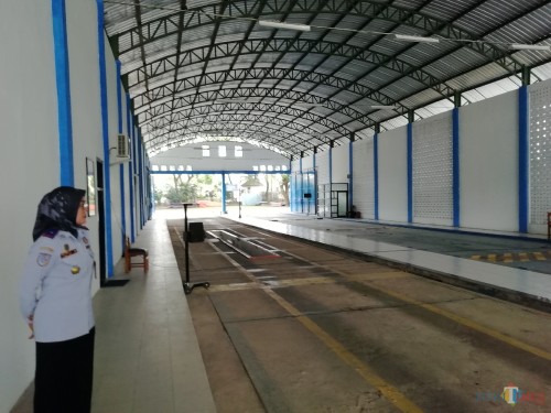 Tutuk Handayani Kepala Unit Teknis Pengujian Kendaraan Bermotor Dishub Kabupaten Malang saat berada di balai ujibkir Talangagung, Kepanjen (Nana)