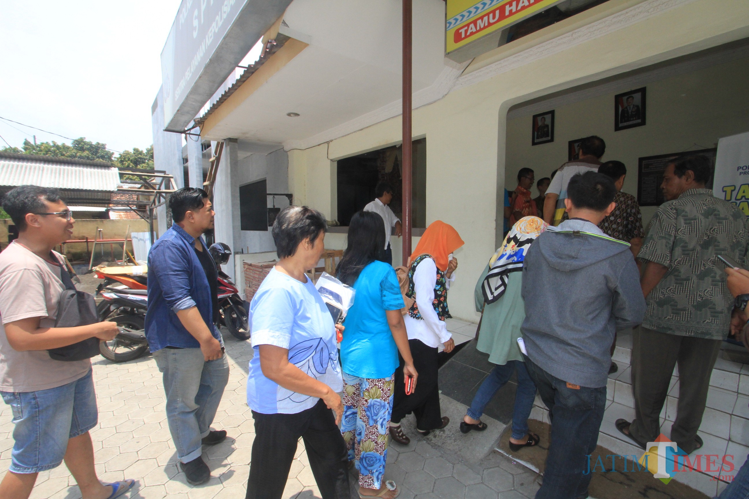 Puluhan anggota KSU MP saat melapor di SPKT Polresta Probolinggo (Agus Salam/Jatim TIMES)
