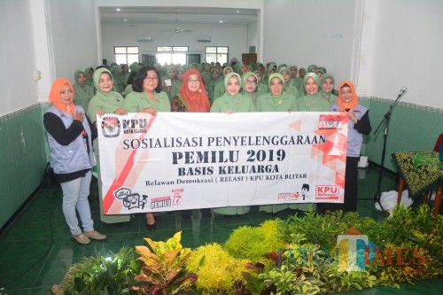 Anggota Persit Kodim 0808/Blitar bersama relawan demokrasi dan Komisioner KPU Kota Blitar