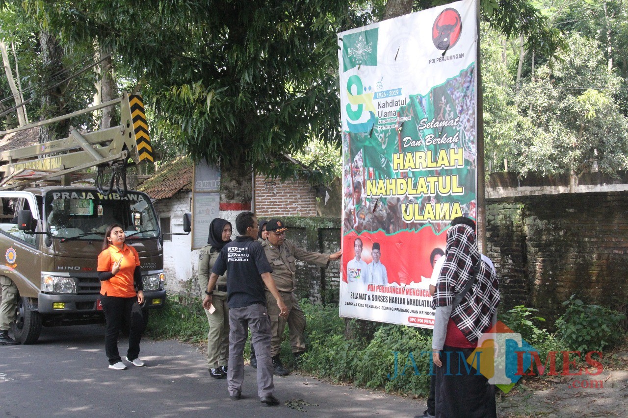 Bawaslu Kota Blitar tertibkan APK yang langgar aturan
