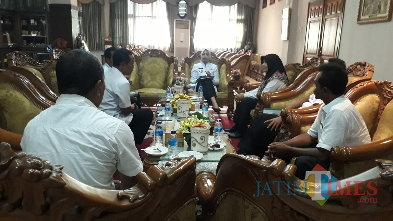 Bupati Jember dr. Hj. Faida MMR saat memberikan pengarahan kepada Pj. Kades di Pendopo Pemkab Jember (foto : istimewa / Jatim TIMES)
