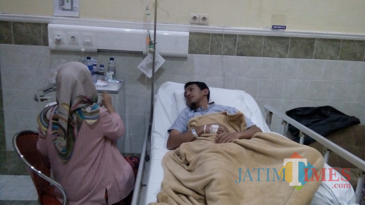 Dedy Dwi Setiawan saat mendapat perawatan di Jember Klinik dengan didampingi istrinya (foto : Moh. Ali Makrus / Jatim TIMES)