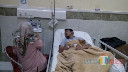 Dedy Dwi Setiawan saat mendapat perawatan di Jember Klinik dengan didampingi istrinya (foto : Moh. Ali Makrus / Jatim TIMES)