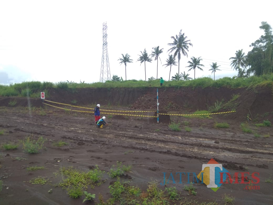Garis polisi yang dipasang di sekitar struktur bangunan tua yang diduga situs sejarah di kawasan pembangunan Tol Malang-Pandaan. (Foto: PT JPM for MalangTIMES)