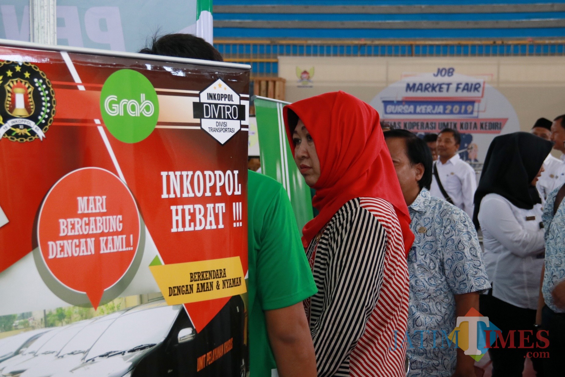 Wakil Wali Kota Kediri Ning Lik didampingi kepala Dinas Koperasi dan UMTK ketika mengunjungi beberapa stan perusahaan serta berdiskusi langsung dengan para pencari kerja dan penyedia pekerjaan. (Foto: B. Setioko/JatimTIMES)