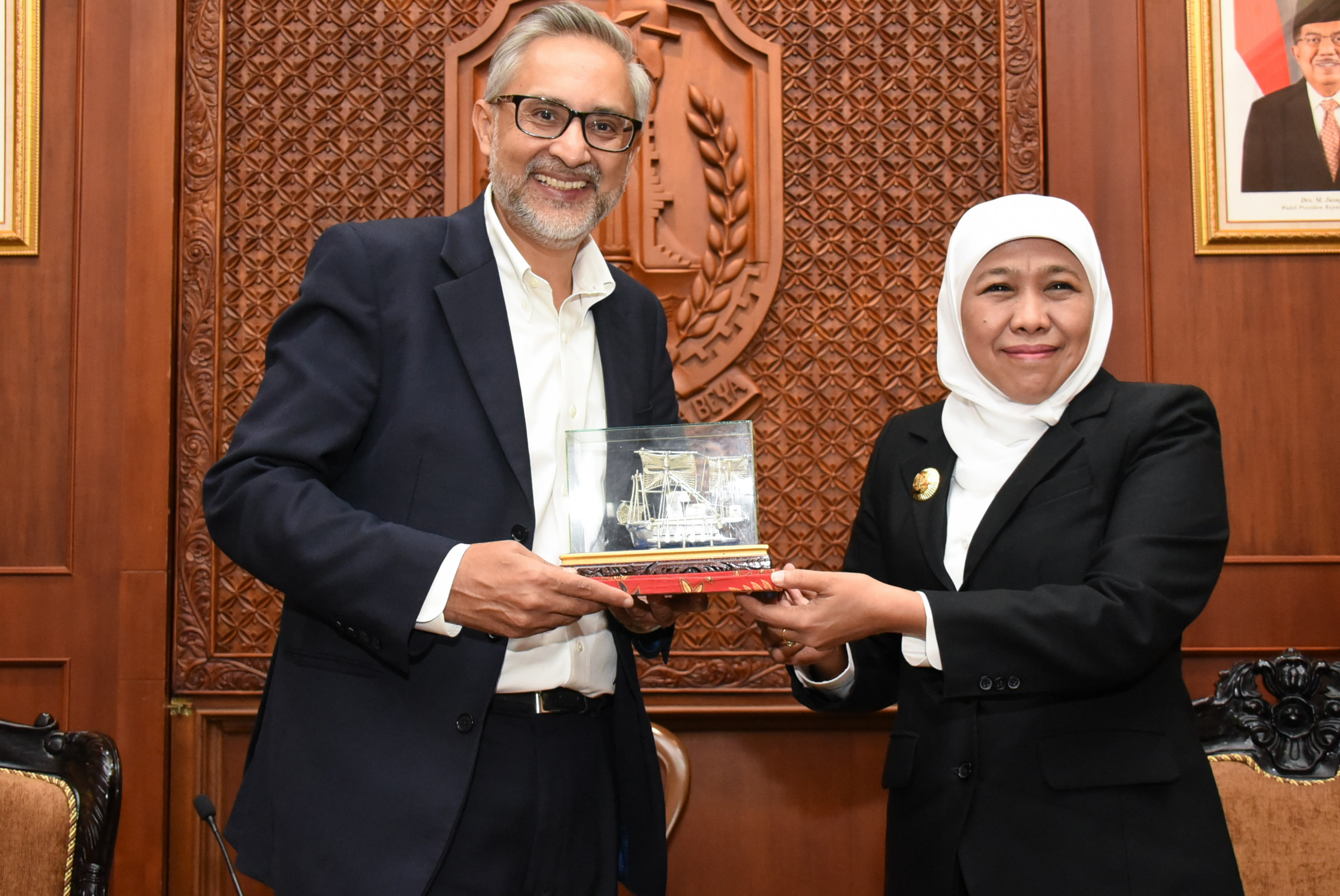 Gubernur Jatim Khofifah saat menerima dubes Inggris