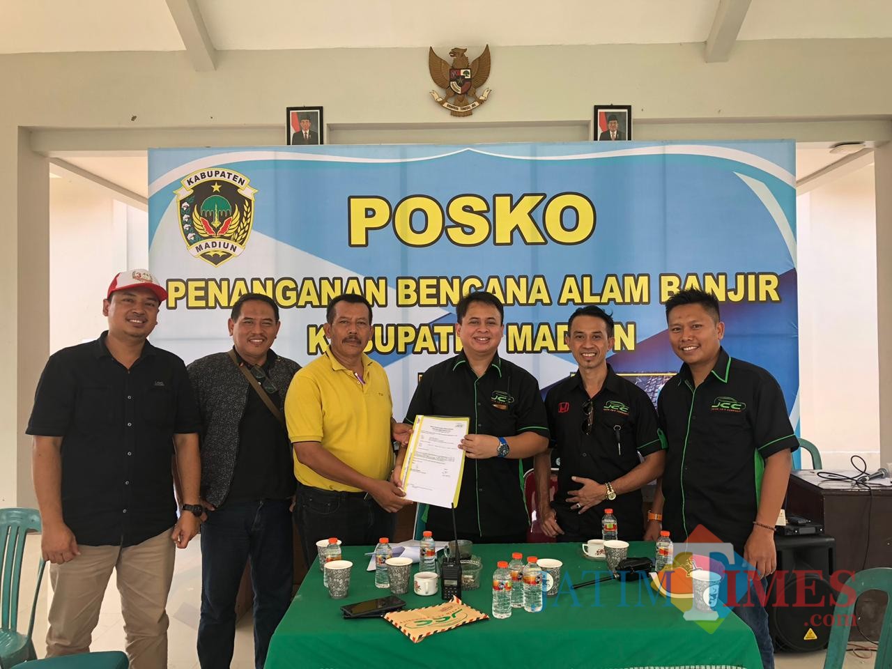 Jatim CRV Community saat memberikan bantuan kepada korban banjir di Madiun. (eko Arif s /JatimTIMES)
