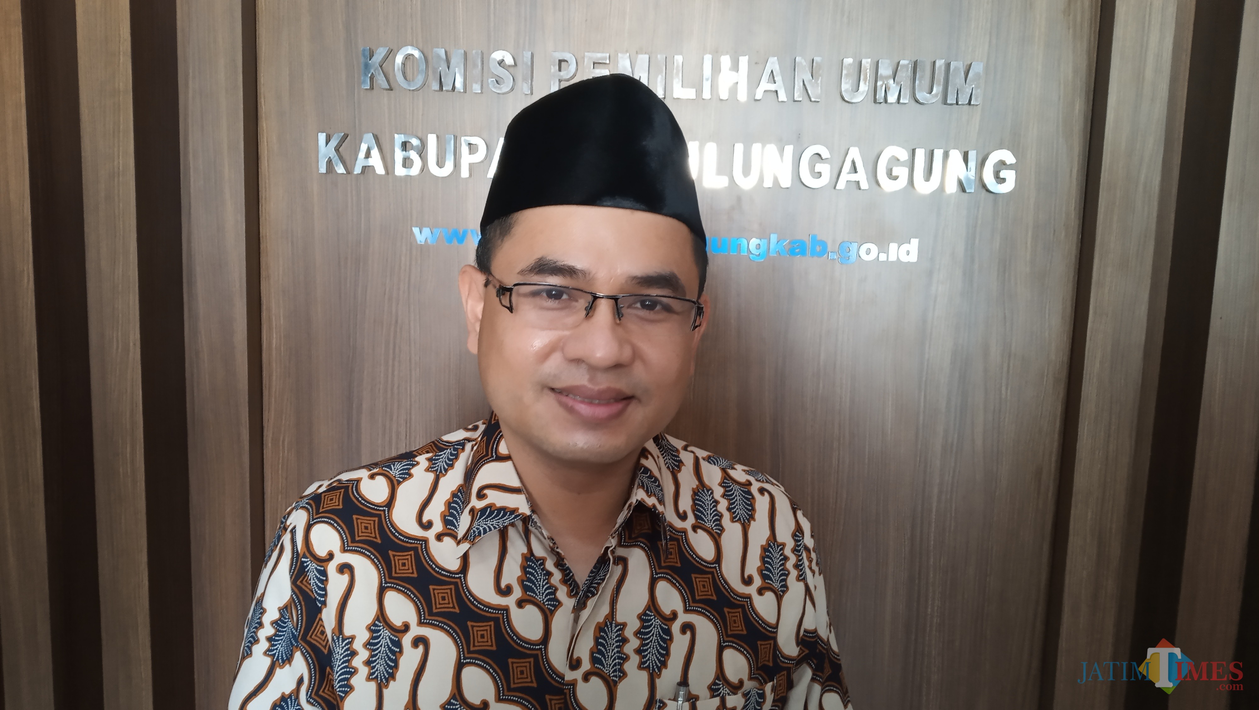 Anggota Komisioner KPU Tulungagung, Mustofa (foto: Joko Pramono/Jatim times)