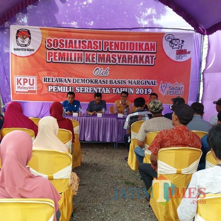 KPU Kabupaten bersama tim relawan demokrasi saat menyosialisasikan Pemilu 2019. (Eko Arif S /JatimTIMES)