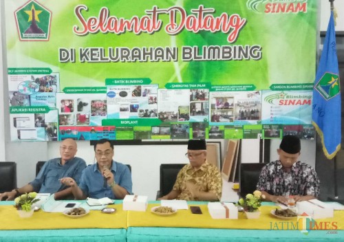 Kepala DPUPR Kota Malang, Hadi Santoso (dua dari kiri) (foto: Anggara Sudiongko /MalangTIMES)