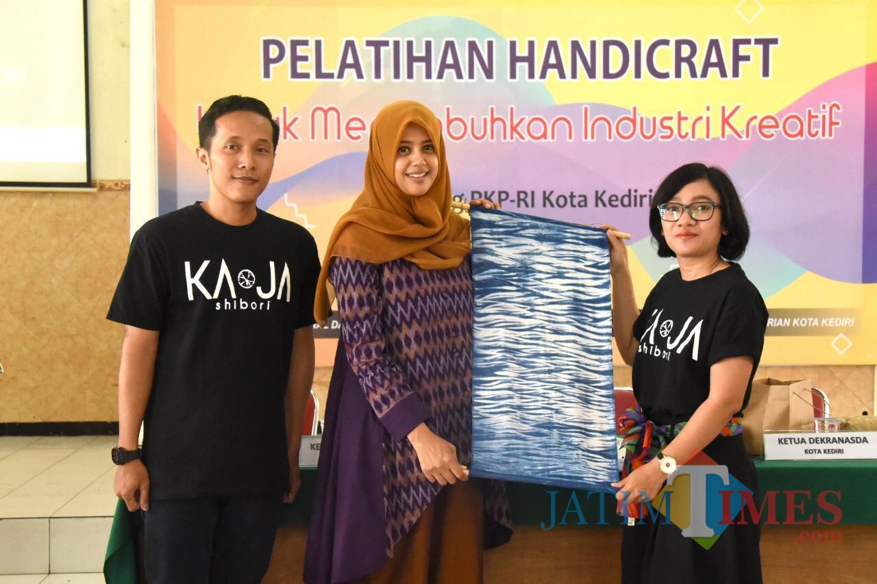 Ketua Dewan Kerajinan Nasional Daerah Fery Silviana Abu Bakar (tengah) saat menunjukkan kerajinan Handicraft. (Eko Arif S /JatimTIMES)