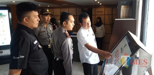 Jajaran Polres Blitar dipimpin Wakapolres meninjau Command Center milik Pemkab Blitar.(Foto : Team BlitarTIMES)