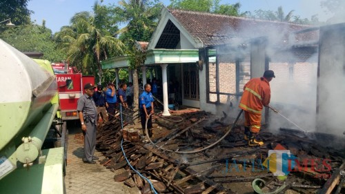 Petugas saat melakukan pembasahan di lokasi kebakaran (foto: Dok. Damkar)