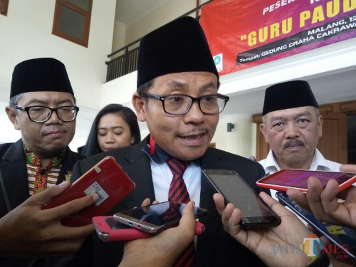 Wali Kota Malang Sutiaji saat diwawancara wartawan. (Foto: Imarotul Izzah/MalangTIMES)