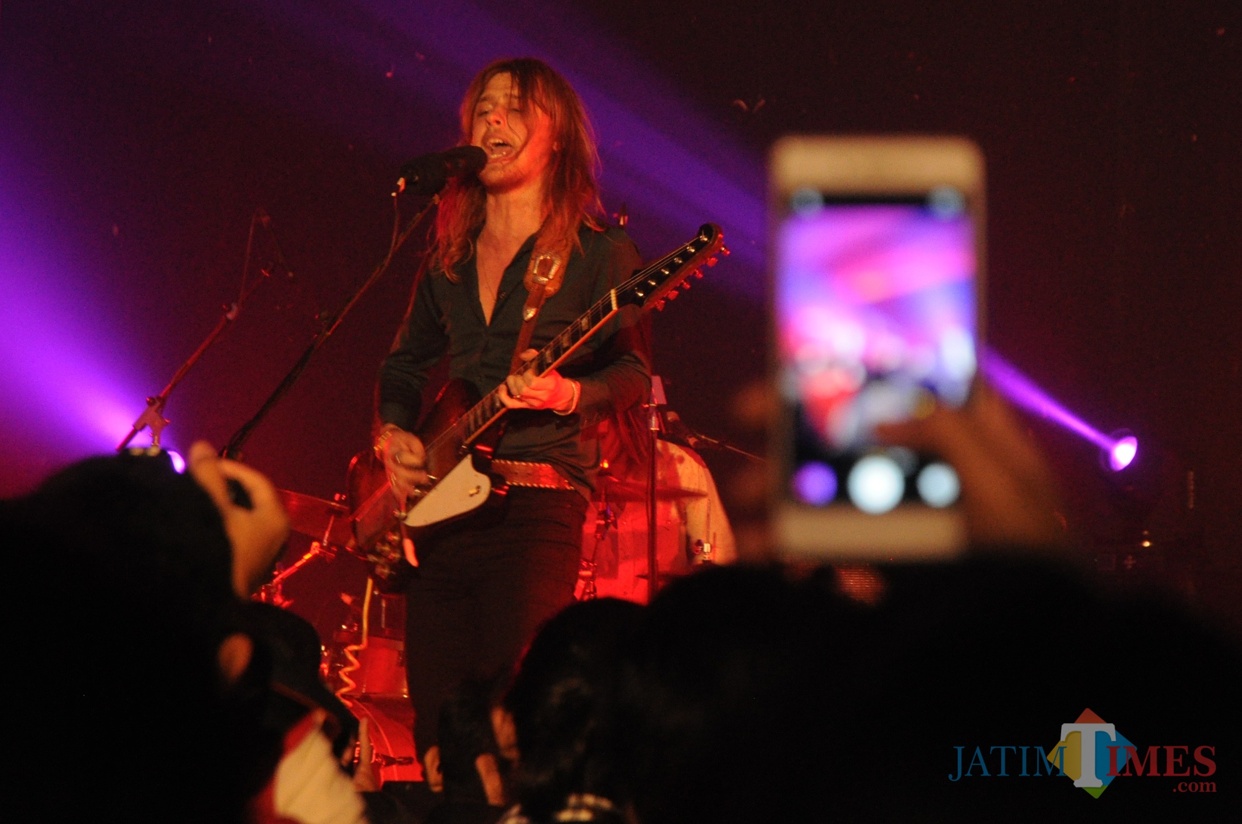 Pablo Petrus Andreas Van De Poel (Vokal/Gitaris) DeWolff saat konser di Gedung Kesenian Gajayana Kota Malang (foto: Luqmanul Hakim/ MalangTIMES)