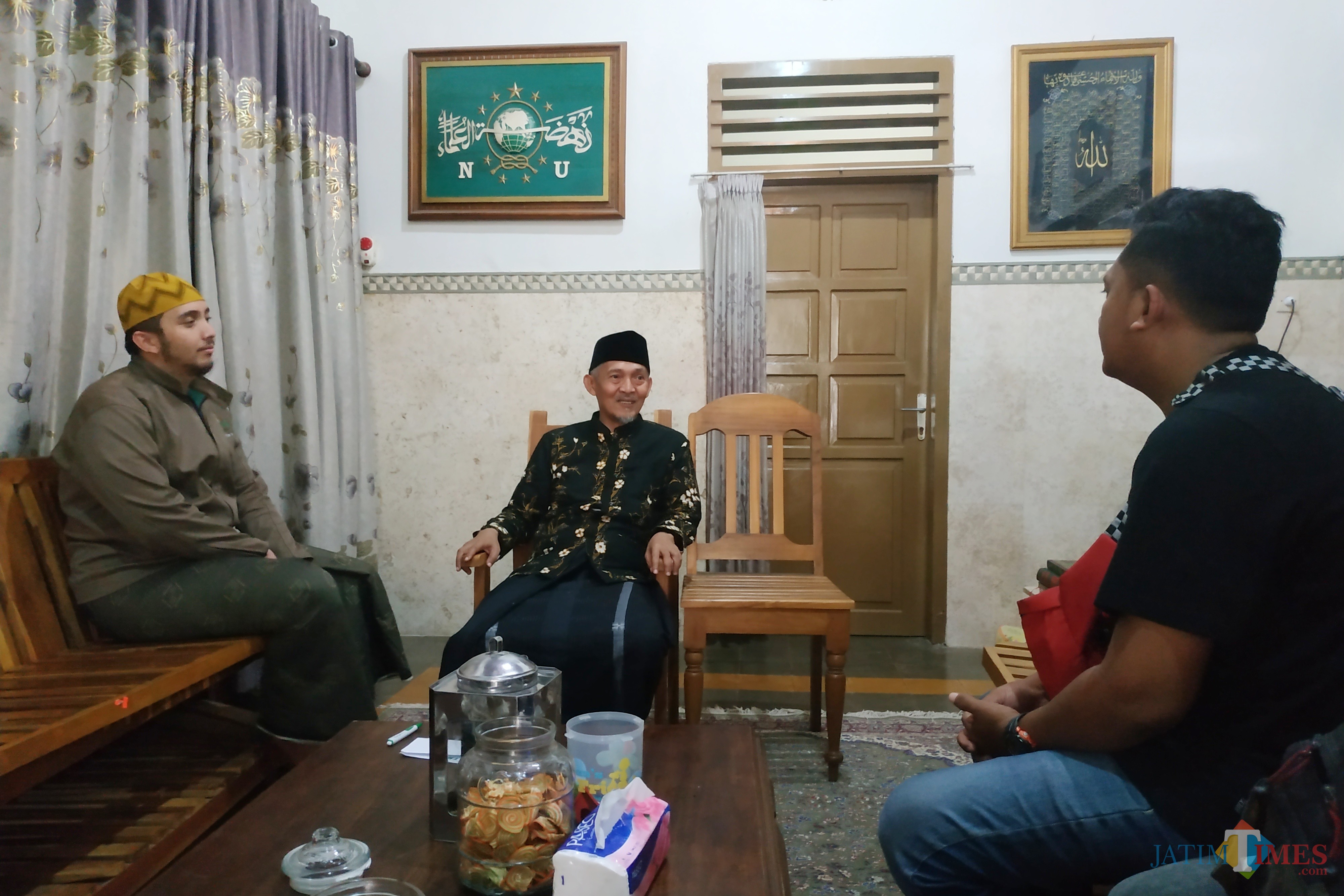 Ketua Umum Pengurus Pusat Himpunan Alumni Pondok Pesantren Lirboyo (HIMASAL) KH. Abdulloh Kafabihi Mahrus (tengah) ketika ditemui di kediamannya. (Foto: B Setioko/JatimTIMES)