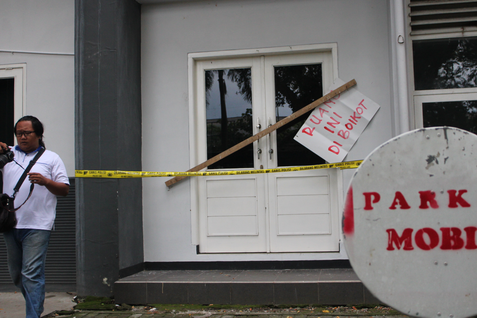 Kantor Yayasan Undar terlihat dipasangi police line. (Foto : Adi Rosul / JombangTIMES)