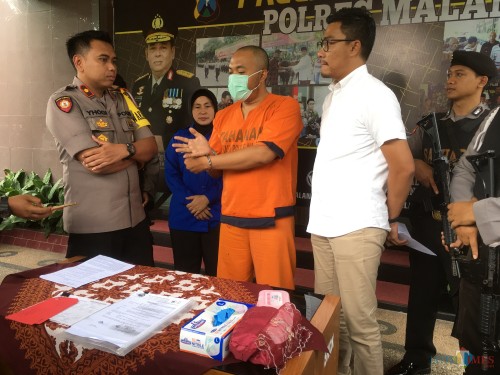 Andi Prastika tersangka kasus penggelapan dalam jabatan saat diamankan pihak kepolisian, Kabupaten Malang (Foto : Ashaq Lupito / MalangTIMES)