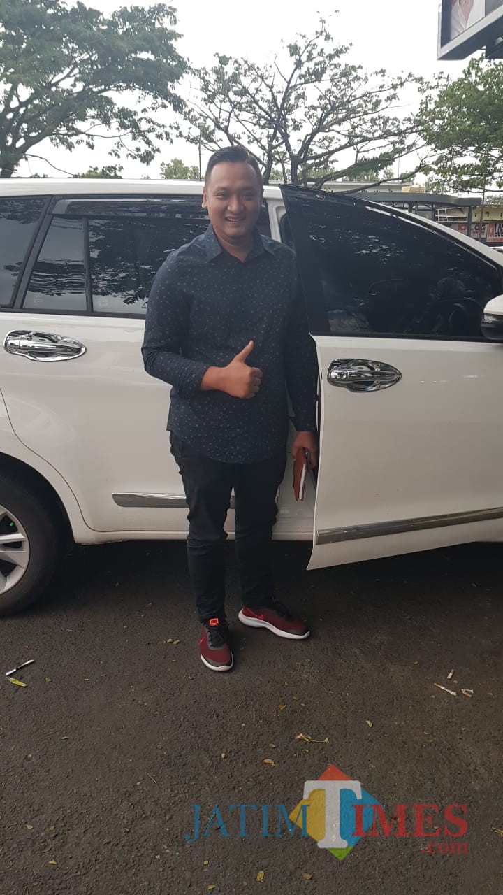 Adhimas Hanggono Adji, SH kuasa hukum ahli waris saat mendaftarkan perkara di Pengadilan Negeri Kota Kediri. (eko Arif s /JatimTimes)
